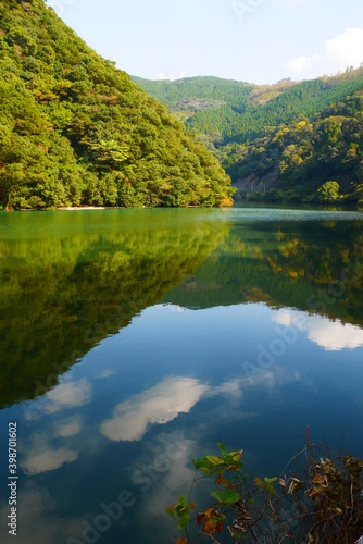 ダム湖 (Dam lake ) © 丈下 淳子