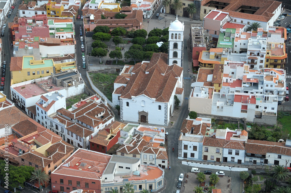 Foto aérea del pueblo e iglesia de Santa Ana en Garachico, isla de Tenerife, Canarias