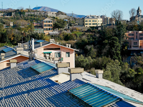 Antenna della telefonia mobile sul tetto di un edificio residenziale  photo