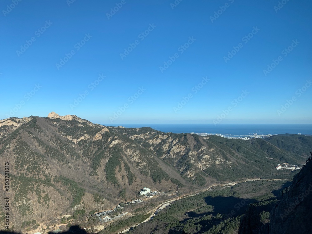 Fototapeta premium 설악산 너머 바다 
