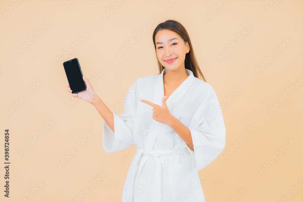 Naklejka premium Portrait beautiful young asian woman use smart mobile phone