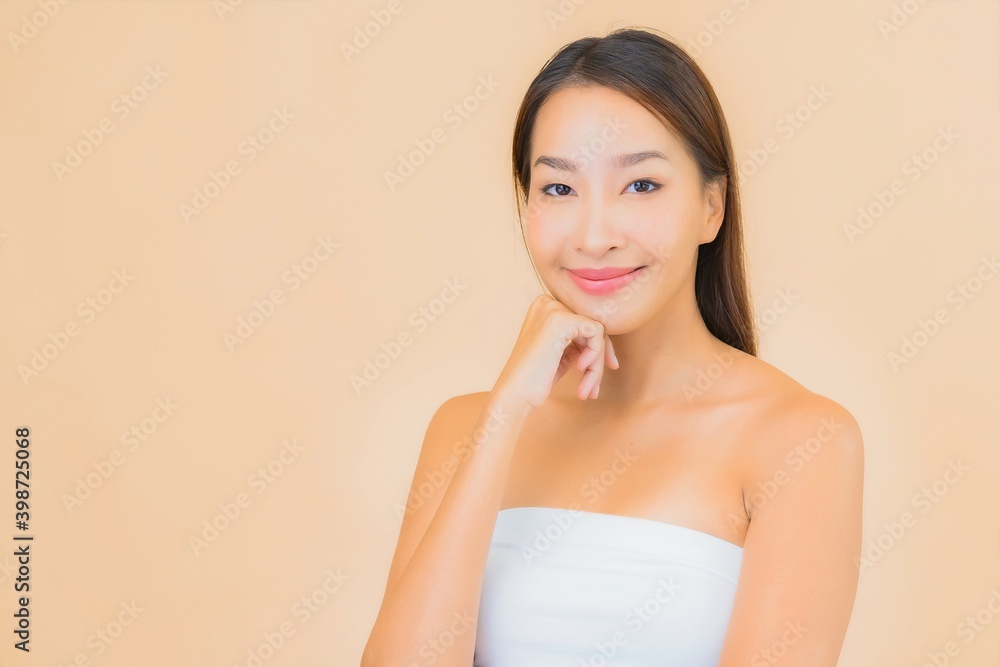 Portrait beautiful young asian woman with beauty spa cosmetic makeup concept Portrait beautiful young asian woman with beauty spa cosmetic makeup concept