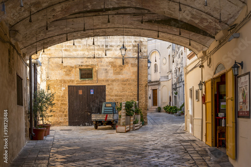 Rue paisible dans les rues d'une ville de la région des Pouilles en Italie