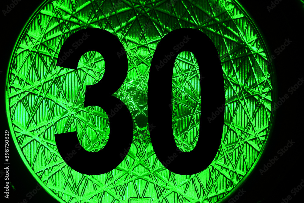 Semaforo verde con 30 km orari come valore di velocità consigliata Stock 사진 Adobe Stock