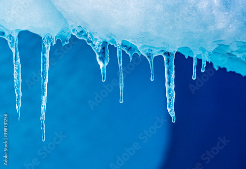 Fotografija Antarctic ice cycles. melting and growing off of a iceberg