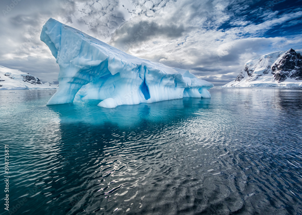 Fototapeta premium Large iceberg broken off of glacier floats near Antarctica