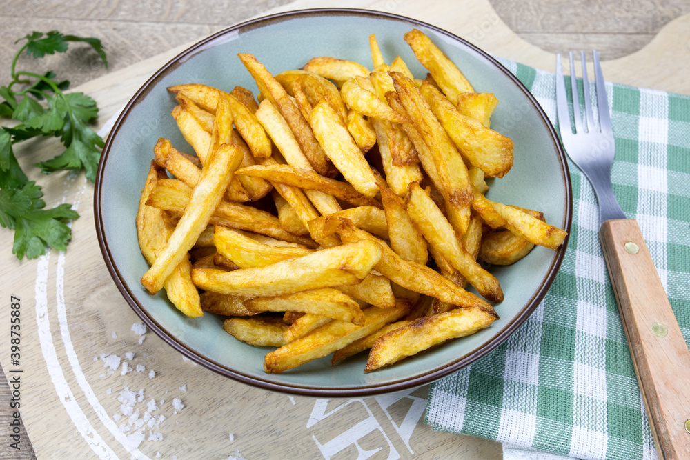 frites françaises dans un plat rond