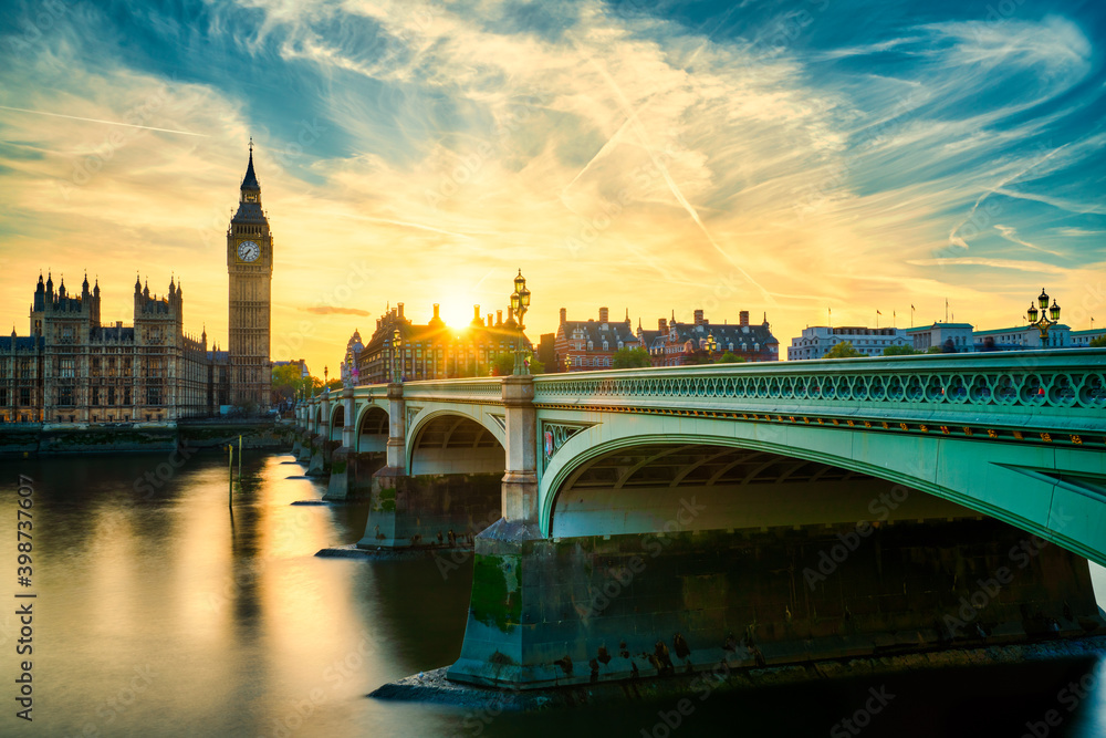 Naklejka premium Big Ben and Westminster bridge at sunset in London