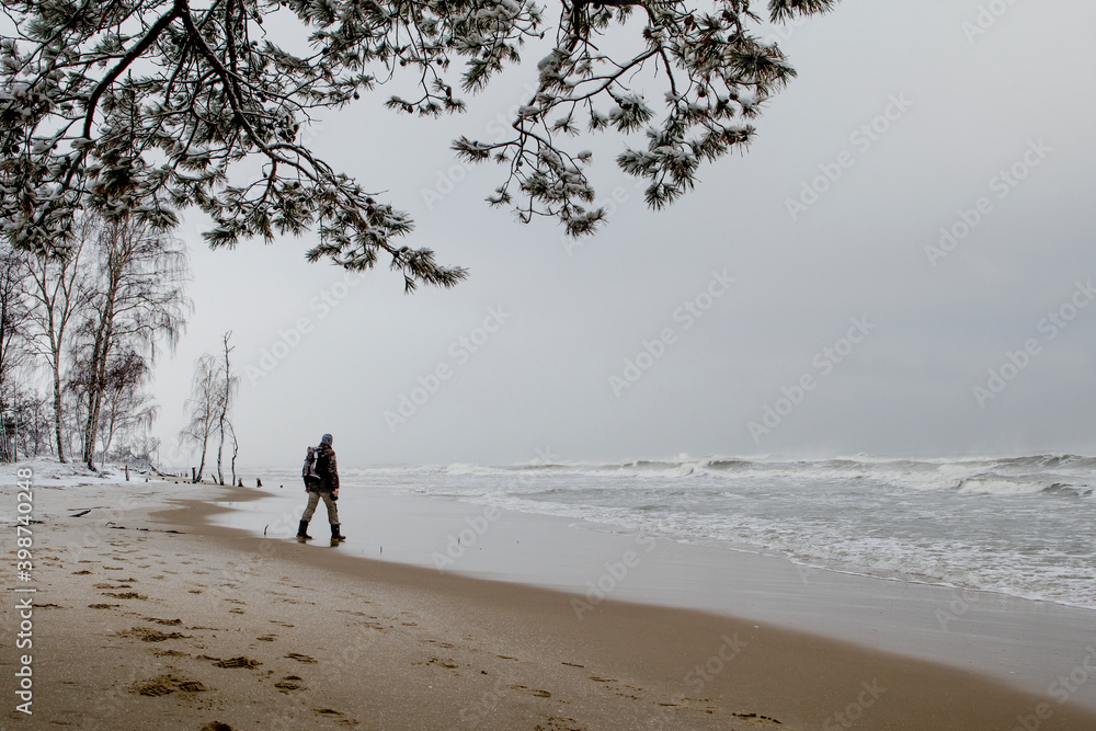 Człowiek na plaży podczas sztormu, Górki Wschodnie Gdańsk - obrazy, fototapety, plakaty 