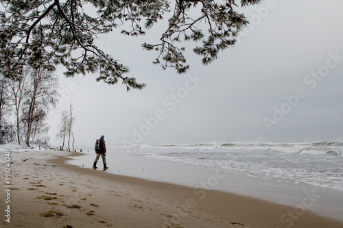 Człowiek na plaży podczas sztormu, Górki Wschodnie Gdańsk