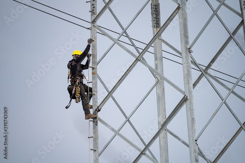 Neue Kabel am Strommast