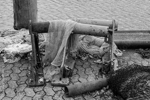 Netze und anderes Gerümpel an einer Hafenkante photo