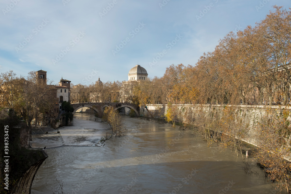 Obraz premium Fiume Tevere in piena a Roma