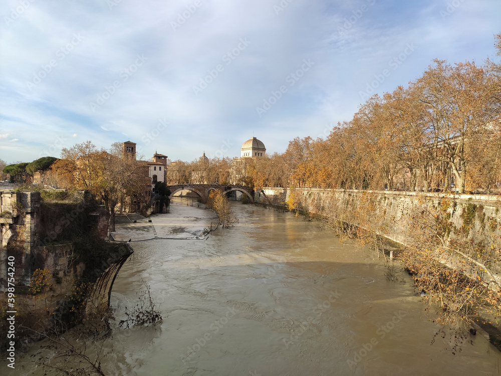 Obraz premium Fiume Tevere in piena a Roma