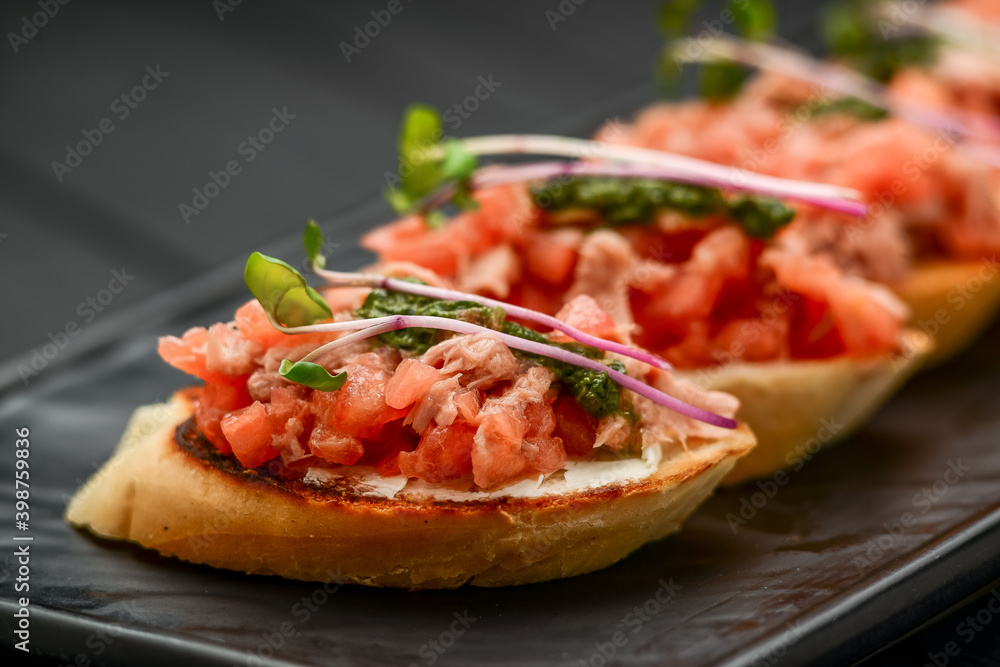 Toasted bread with meat and vegetables