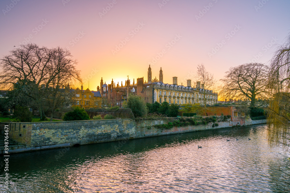 Obraz premium Beautiful view of Cambridge and the river Cam at sunrise. England