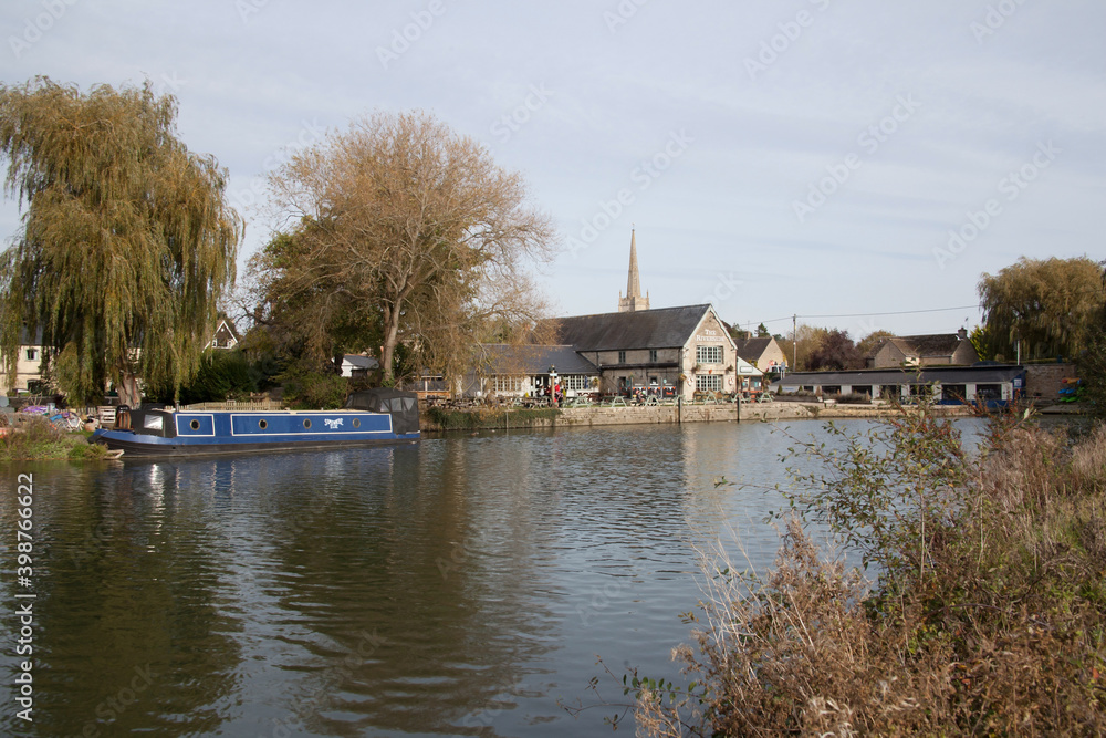 Fototapeta premium The River Thames at Lechlade, Gloucestershire in The United Kingdom