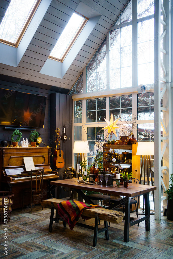 Naklejka premium served table in a country house decorated for the Christmas holidays.