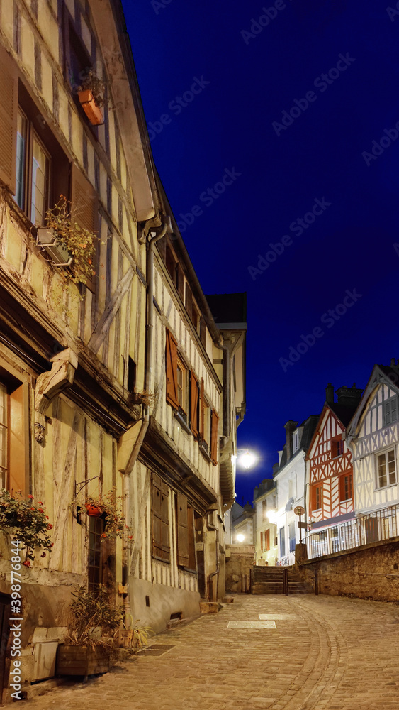 Vieille rue d'Auxerre de nuit en hiver avec maisons à pans de bois (quartier de la Marine)