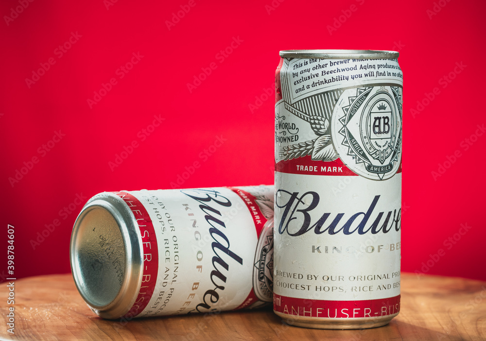 Cerveja Budweiser. Latas de cerveja da marca Budweiser sobre objeto de ...