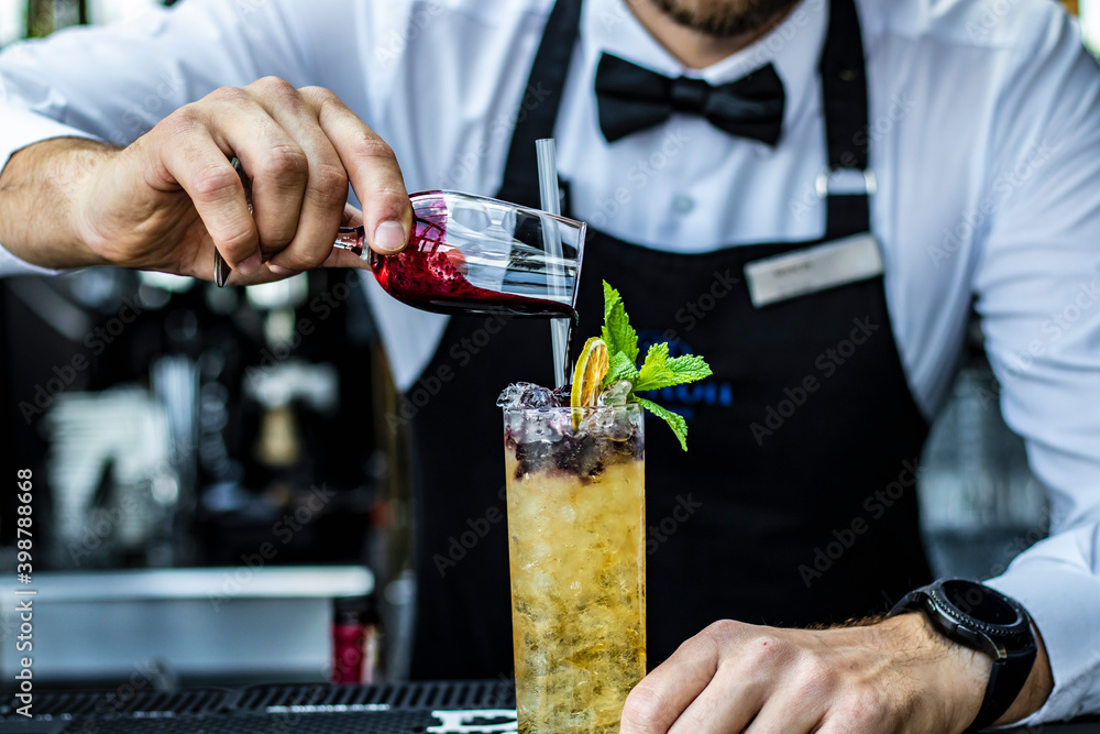 Obraz premium waiter with drink