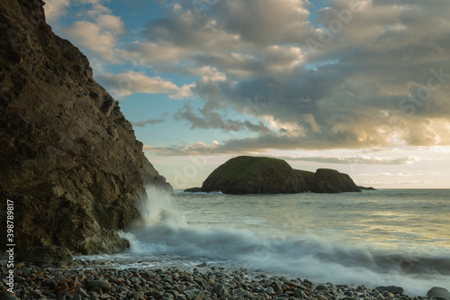 amanecer o atardecer en la costa de Cooper, Condado Waterford, Irlanda.Olas y mar revuelto y violentas. acantilado y formaciones rocosas tipicas de la costa sur de la peninsula photo