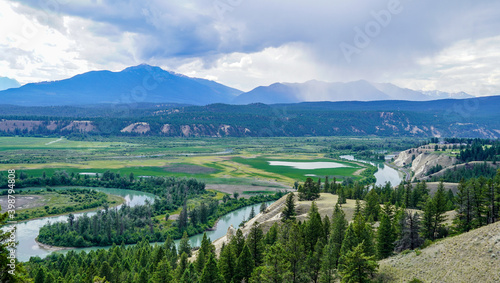 Fotografia Spectacular view to mountains and fertile green fields along Columbia River in R