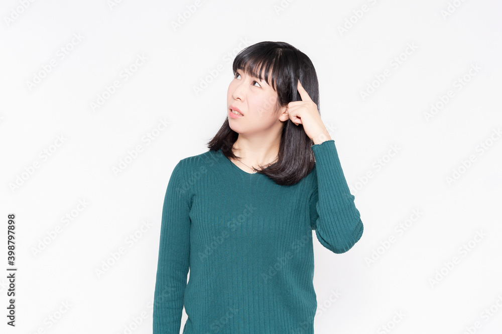 悩み事を抱えて困っている女性 悩み事を抱えて困っている女性