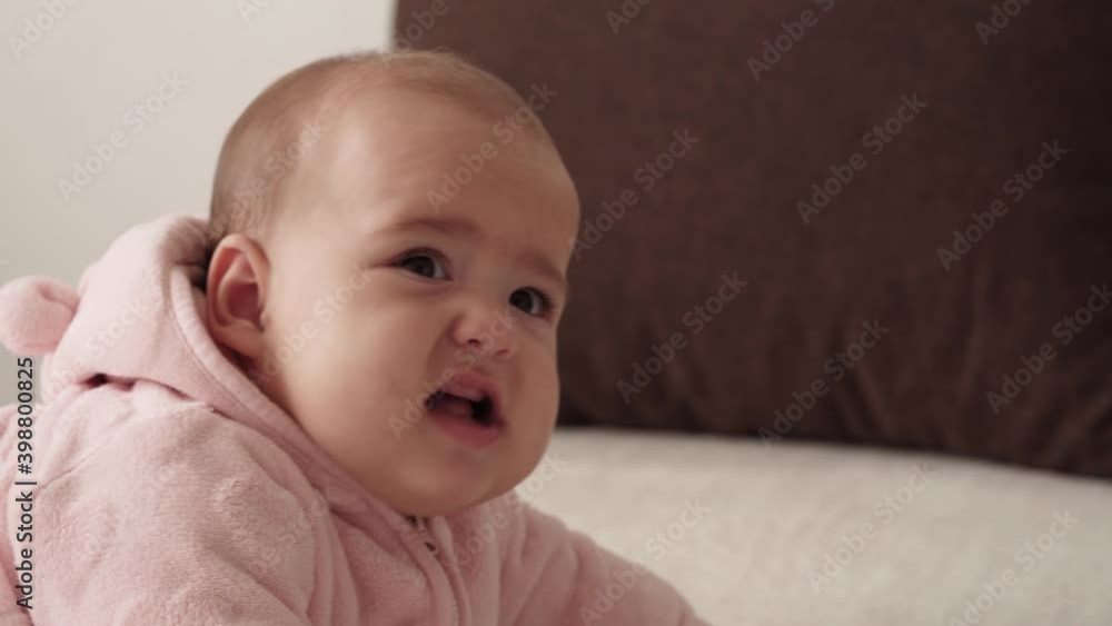 Vidéo Stock infant, childhood concept closeup of supset nervous