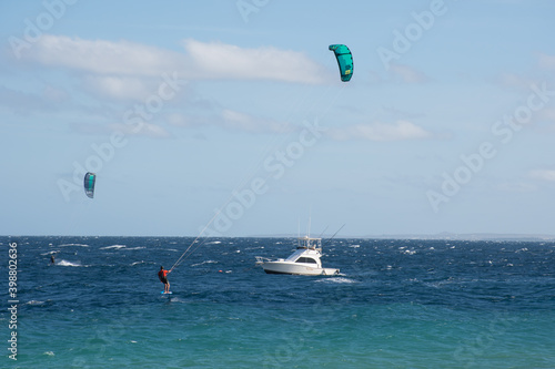 Haciendo windsurf frente a una embarcación