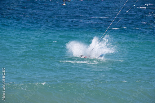 Hombre cae al agua mientras hacía windsurf