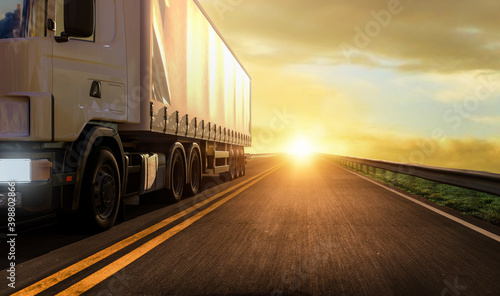 LKW vor Sonnenaufgang auf Straße © Mediaparts