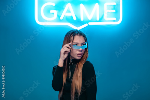 Valokuva Young woman in cyber glasses in a neon room