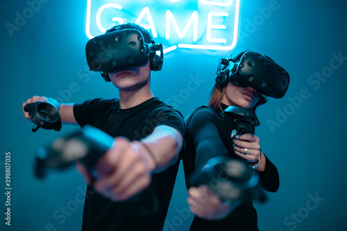 Canvas-taulu Cyber battle in VR reality. Playing in a neon room.