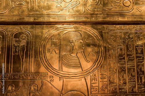 Ornamentación egipcia. Detalles en oro de la tumba del Faraón Tutankhamon