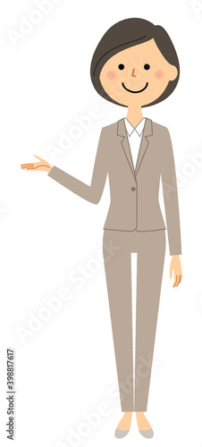 説明するスーツの女性