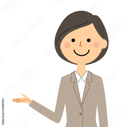 説明するスーツの女性