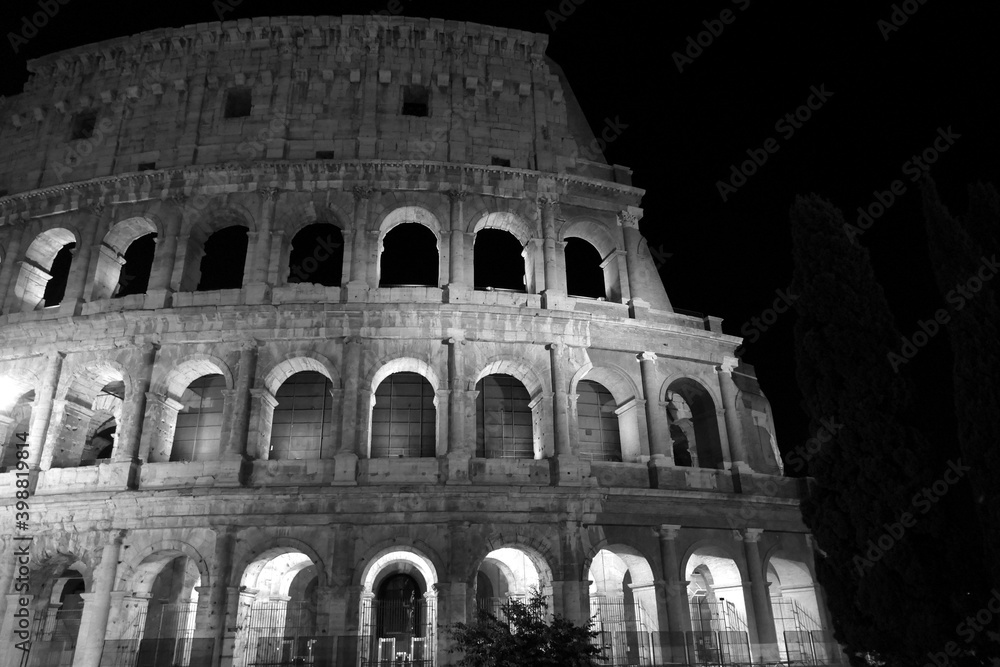 Naklejka premium The monuments of rome in black and white at night. 