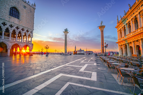 Fototapeta Naklejka Na Ścianę i Meble -  Sunrise in Venice at Piazza San Marco during Carnival season