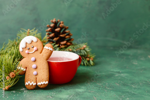 Photo Christmas composition with gingerbread cookie and cup of tea on color background