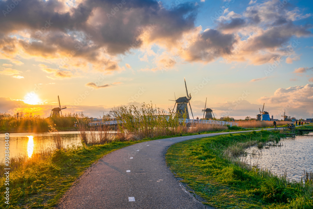 Obraz premium Traditional dutch windmills of Kinderdjik at sunset. Netherlands