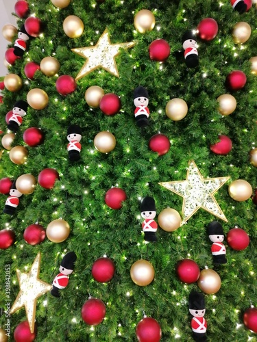fondo decorativo de navidad en un árbol color verde