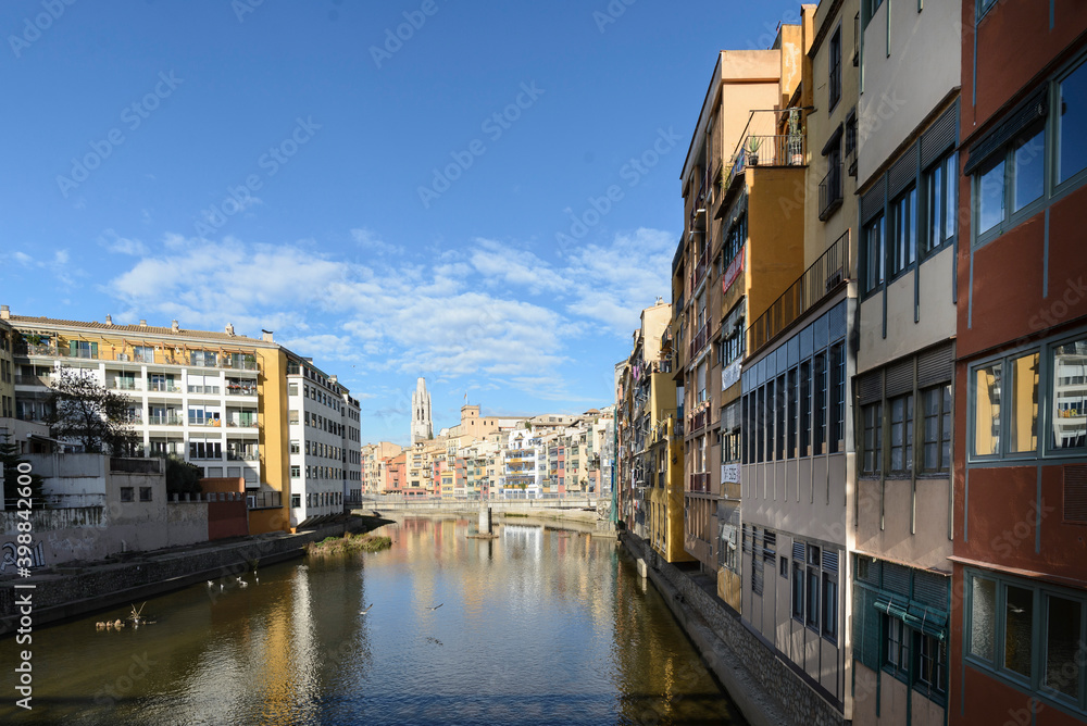 Vista escénica de la ciudad de Girona , casa típicas colores anaranjados sobre el rio Onyar un dia soleado de Diciembre. Girona, Cataluña, España