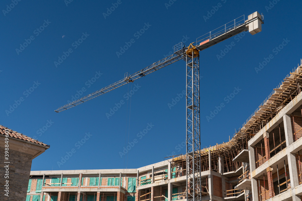 Construction of a building with a remotely controlled unmanned crane Construction of a building with a remotely controlled unmanned crane