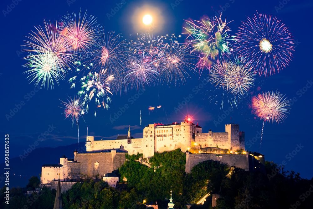 Obraz premium Fireworks display near Salzburg Festung Hohensalzburg fortress, Austria