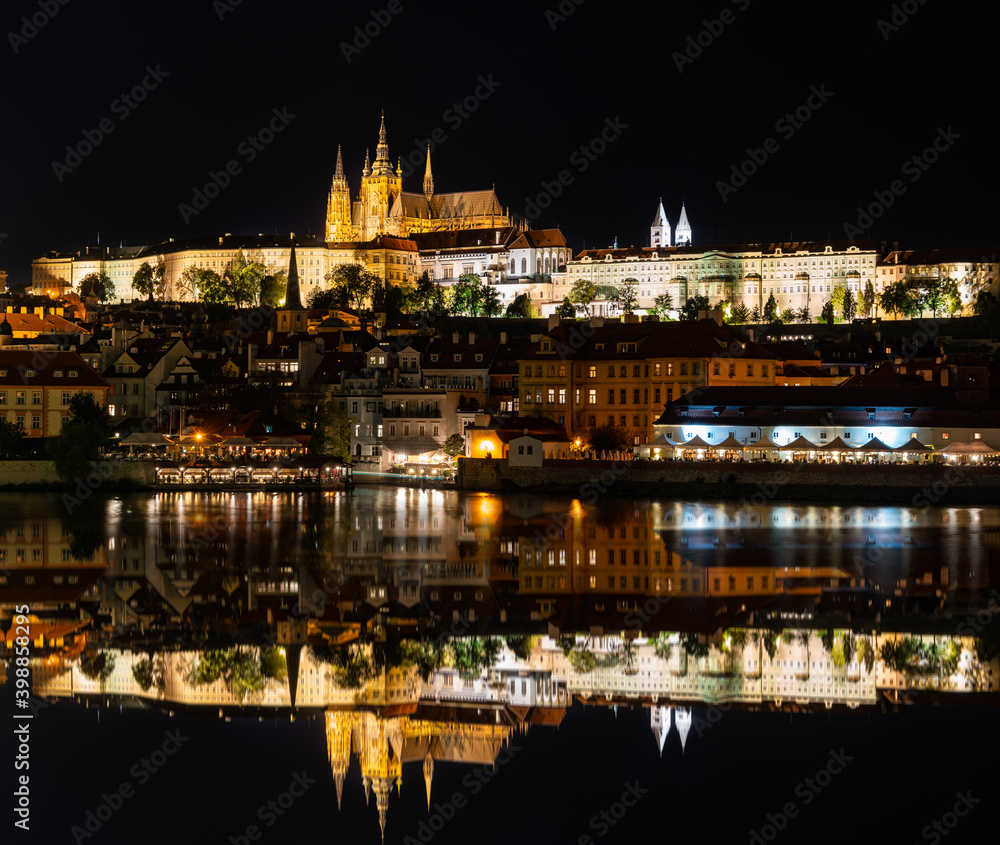 Obraz premium Prague castle at night with reflection in Prague,Czech Republic 