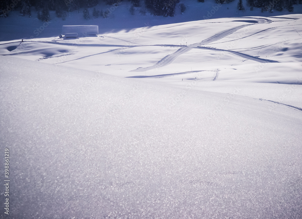 paysage de montagne en hiver avec un beau manteau de neige immaculé