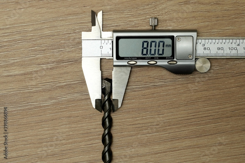 Measuring the drill diameter with a vernier caliper in mm.