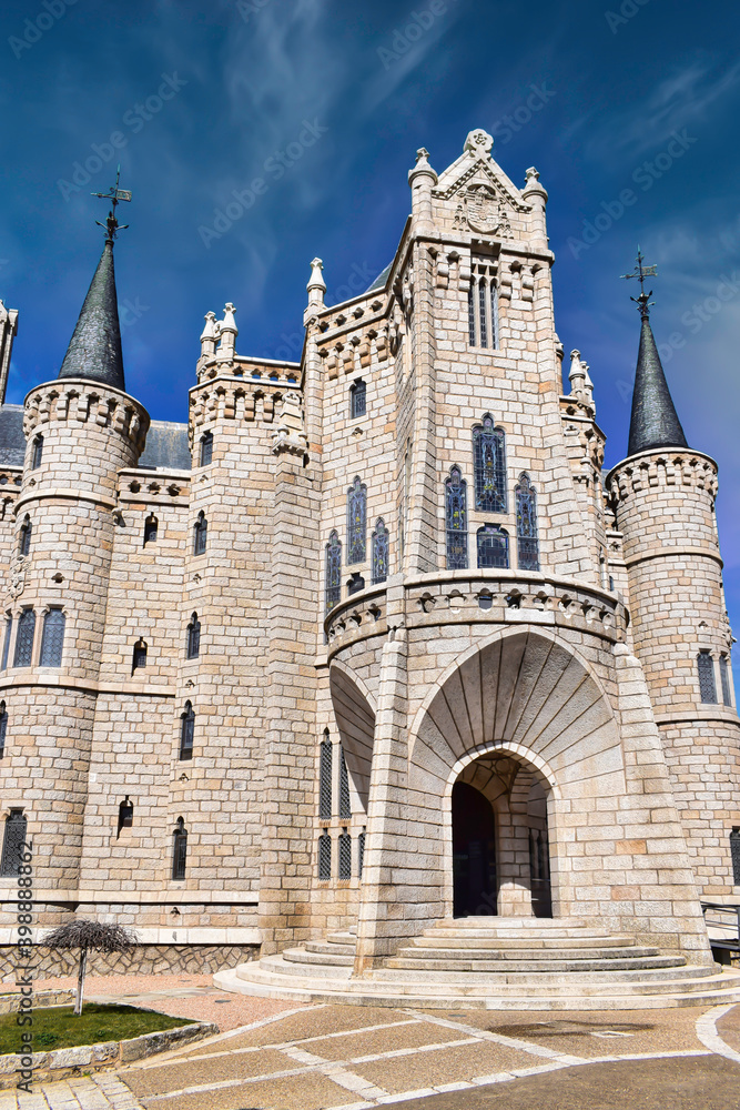 Hermosa y magnifica fachada principal del palacio episcopal de Gaudi en Astorga