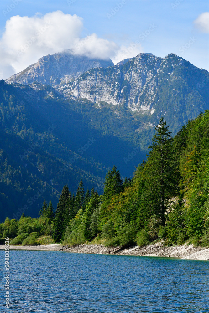 Der Raibl-See oder Predil-See an der italienischen Seite des Predil-Passes	
